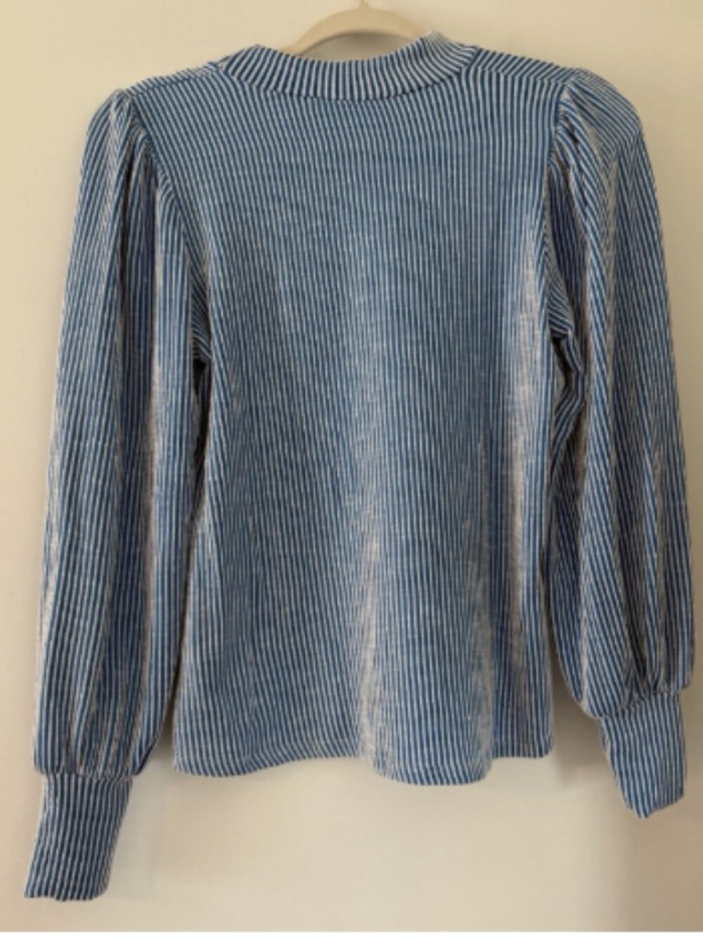Women’s Small Blue And White Stripes Top